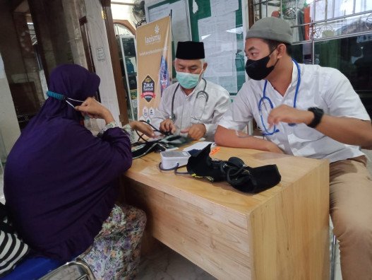 jaga-kesehatan-warga-pada-bulan-ramadhan-lazismu-gelar-cek-kesehatan-gratis