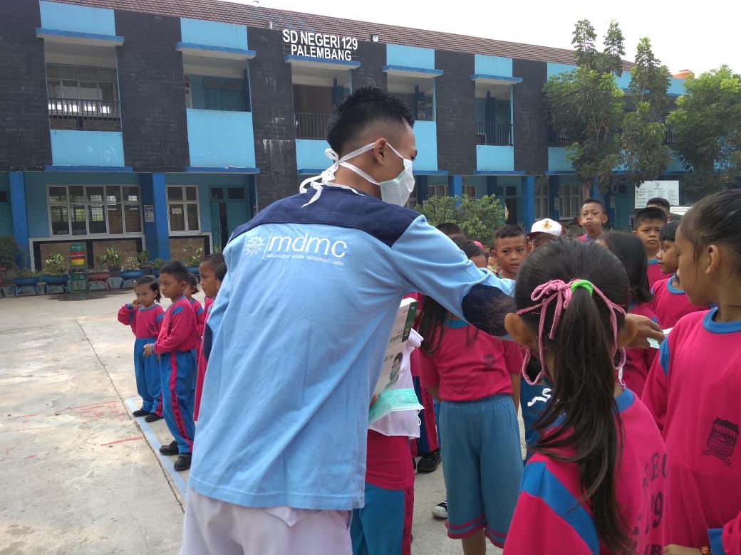 Cover Kabut Asap Kian Tebal, MDMC Sumsel Bagikan Masker Di Sekolah dan Pengguna Jalan  