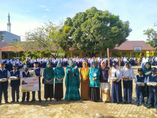 melalui-filantropis-cilik-lazismu-salurkan-school-kit-kepada-siswa-kurang-mampu