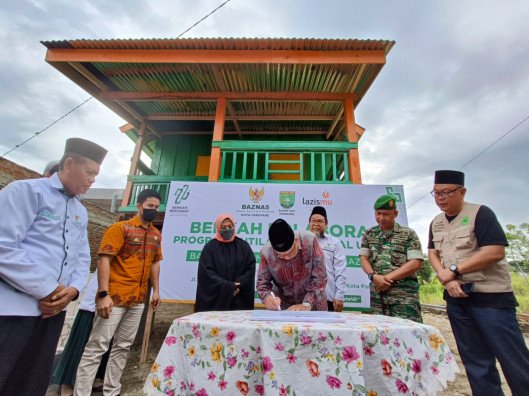 kolaborasi-baznas-bersama-lazismu-dan-kodim-1405-parepare-serahkan-bantuan-rumah